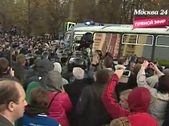 Народный сход на юге Москвы, в районе Западное Бирюлево, обернулся погромом: толпа из более чем 500 человек под предводительством националистов и футбольных фанатов направилась к торговому комплексу "Бирюза"