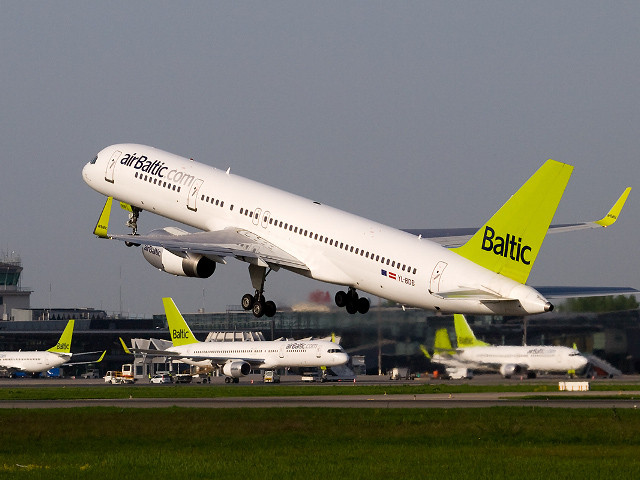 Самолет латвийской авиакомпании Air Baltic, выполнявший рейс из Риги в Москву, вернулся в международный аэропорт столицы республики. Причиной стало плохое самочувствие первого пилота