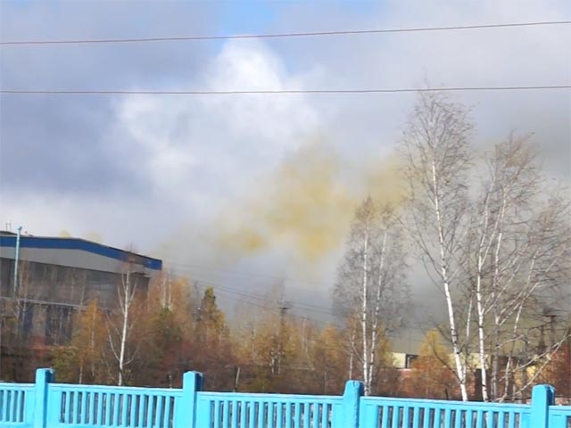 На уральском заводе произошел выброс азотной кислоты, один человек пострадал