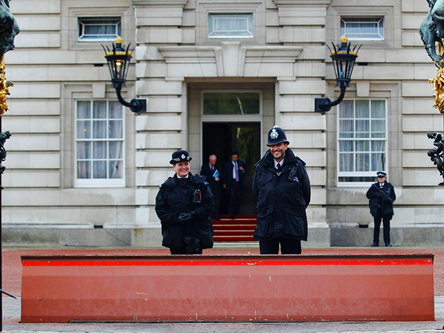 Полиция Великобритании арестовала 44-летнего мужчину при попытке ворваться на территорию официальной лондонской королевской резиденции - Букингемского дворца
