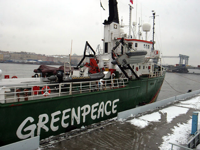 Суд в Мурманске оставил электрика судна Arctic Sunrise под арестом, сообщает российское отделение Greenpeace
