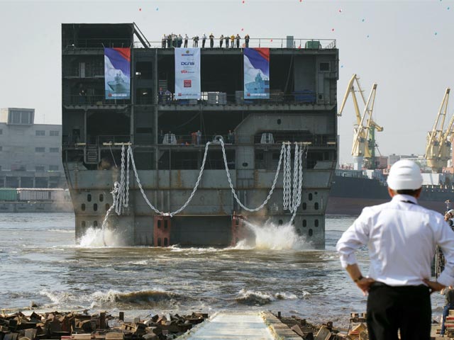 Спуск на воду кормовой части первого российского десантно-вертолетного корабля-дока типа "Мистраль" на Балтийском заводе, 26 июня 2013 года
