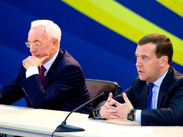 Российский премьер-министр Дмитрий Медведев встретился на совместной пресс-конференции в Калуге со своим украинским коллегой Николаем Азаровым для обсуждения насущных проблем