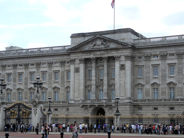 Ворвавшийся на территорию официальной королевской резиденции в Лондоне 44-летний Дэвид Белмар 15 октября предстал перед магистратским судом лондонского района Вестминстер