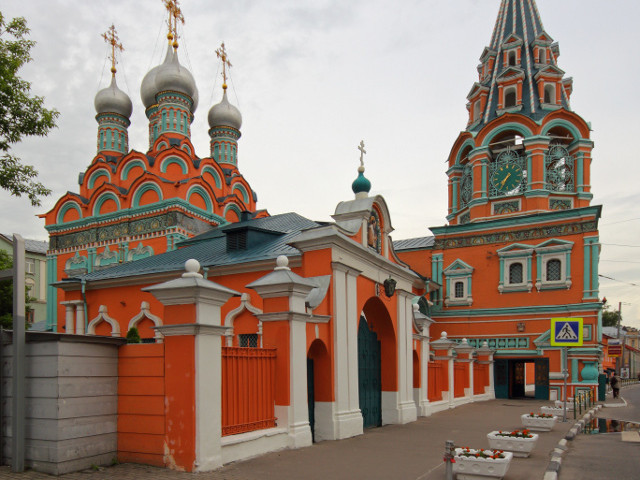 В Москве совершено нападение на храм Григория Неокесарийского, расположенный на улице Большая Полянка