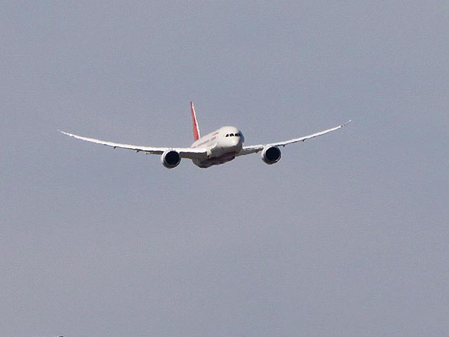 Очередной инцидент произошел с одним из самолетов Boeing-787 Dreamliner. Воздушное судно индийской авиакомпании Air India, выполнявшее рейс Дели - Бангалор, потеряло в небе деталь