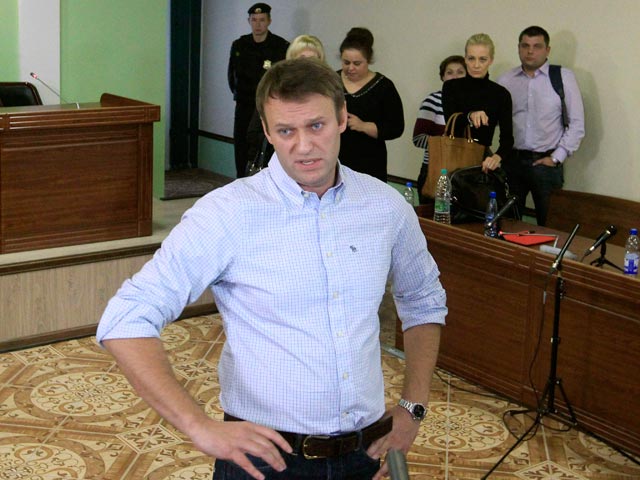 После окончания заседания Кировского областного суда, заменившего реальный срок условным Петру Офицерову и Алексею Навальному, последний заявил, что такой вердикт был продиктован "сверху". Там, "наверху", поспешили опровергнуть предположение оппозиционера