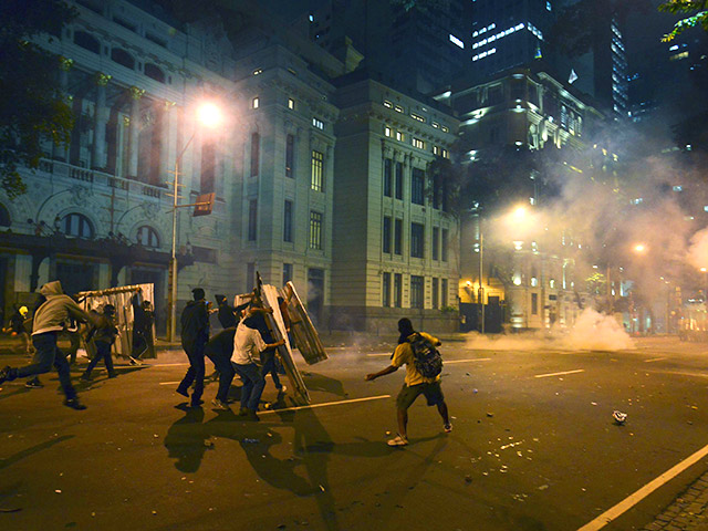 В двух крупнейших городах Бразилии, Рио-де-Жанейро и Сан-Паулу, протесты учителей вылились в массовые столкновения