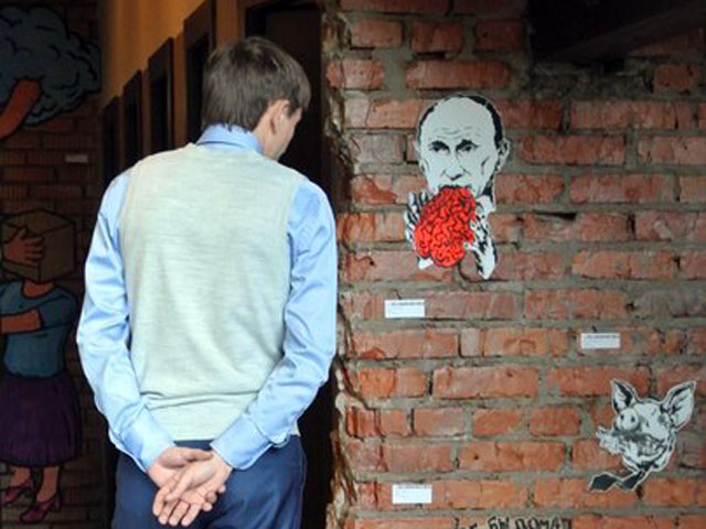 С выставки стрит-арта заставили убрать жующего мозг "Путина"