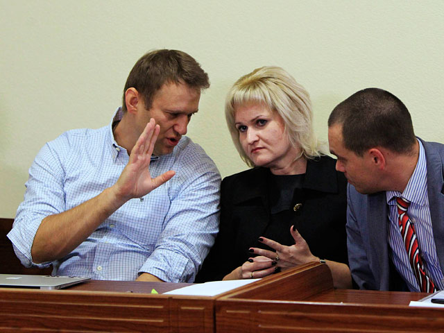 Процесс по делу "Кировлеса" Алексей Навальный назвал "странным", заявив, что до конца не был уверен в том, будет ли заменен реальный срок на условный