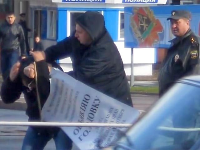 В административном центре Кемеровской области участник одиночной акции на площади подвергся нападению неизвестного мужчины. Политического активиста избили в присутствии стража порядка, который лишь безучастно смотрел на происходящее
