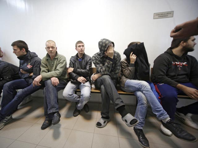 Задержанные во время беспорядков в Бирюлево в здании Чертановского суда в Москве, 14 октября 2013 года