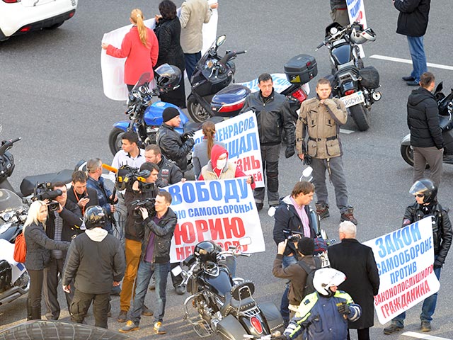 Соратники мотоциклиста из клуба "Три дороги" Юрия Некрасова парализовали сегодня движение по Садовому кольцу во время акции солидарности с ним