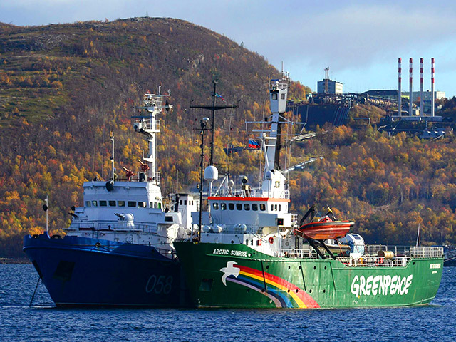 В мурманском морском торговом порту пришвартовали судно Greenpeace Arctic Sunrise