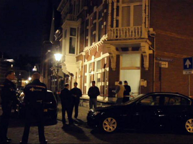 Полиция Нидерландов расследует происшедшее вечером 17 октября незаконное проникновение в жилище сотрудников посольства РФ