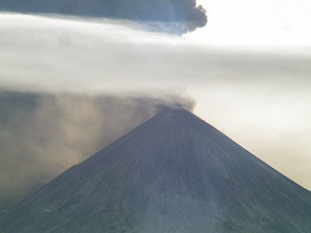 На Камчатке из-за извержения Ключевского вулкана вышла из берегов и разлилась река Студенка