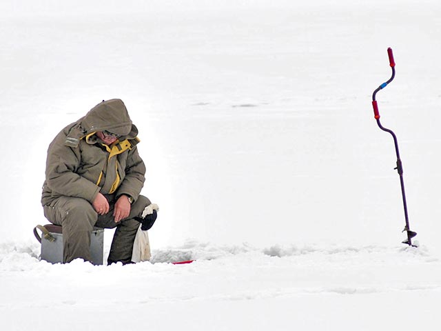 В преддверии старта сезона зимней рыбалки МЧС озаботилось безопасностью любителей посидеть с удочкой на морозе