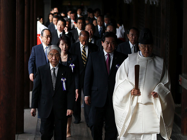 Более 150 депутатов японского парламента нанесли визит в синтоистское святилище Ясукуни в Токио в связи с ежегодной осенней церемонией, посвященой окончанию Второй мировой войны, в которой Япония потерпела поражение