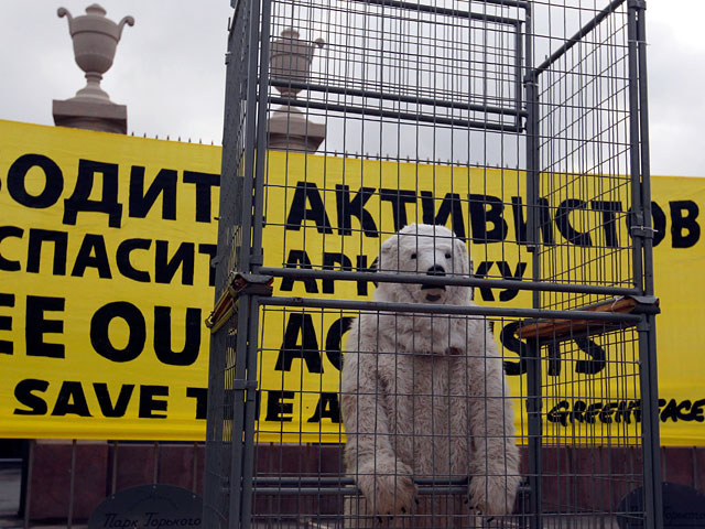 На акцию Greenpeace в "Гайд-парке", проходящую под лозунгом "Освободите активистов, спасите Арктику", пришел человек в костюме белого медведя с плакатом "Арктике нужны экологи, а не экотеррористы"