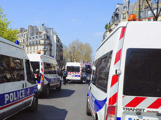 Четверо сотрудников банка в Париже попали в заложники к вооруженному мужчине, ворвавшемуся на их рабочее место
