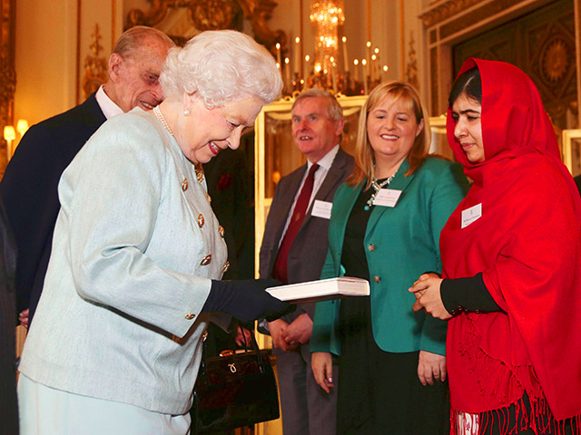 Королевы Великобритании приняла в Букингемском дворце юную правозащитницу из Пакистана Малалу Юсуфзай