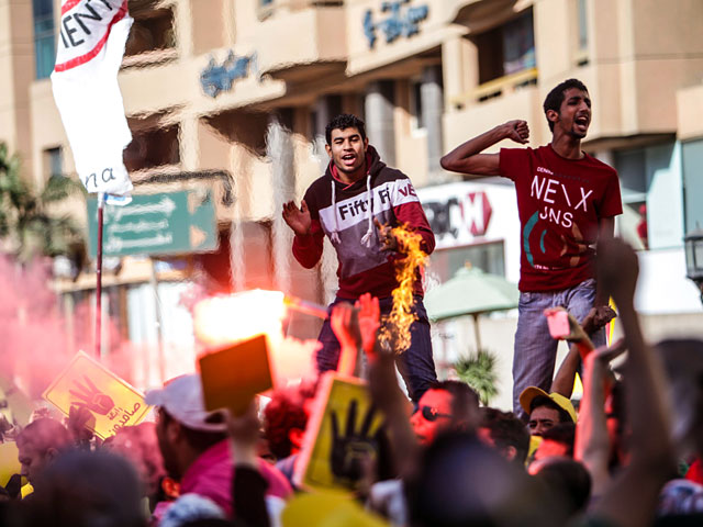 Традиционно, после пятничной молитвы, тысячи сторонников бывшего президента Египта Мухаммеда Мурси вышли на улицы