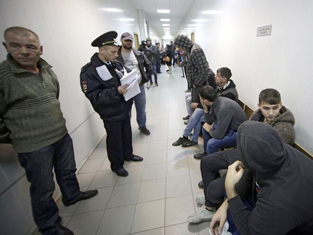 следующая фотография  Задержанные во время беспорядков в Бирюлево в зале судебных заседаний в здании Чертановского суда, 14 октября 2013 года