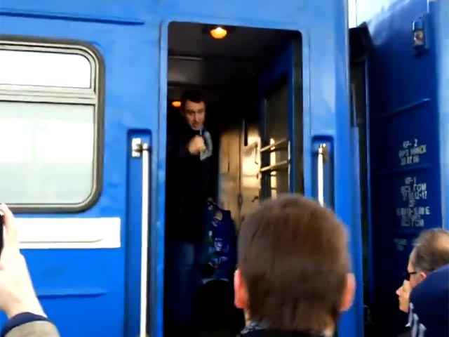Сотрудники белорусской милиции задержали на железнодорожном вокзале в Минске шестерых журналистов, которые встречали освободившегося из тюрьмы оппозиционера Павла Северинца