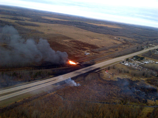 В канадской провинции Альберта сегодня сошел с рельсов состав, перевозивший топливо: перевернулись девять цистерн с сжиженным газом и четыре с нефтью