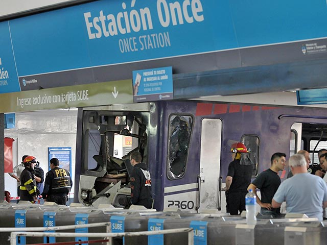 На вокзале аргентинской столицы Буэнос-Айреса произошло серьезное ЧП: поезд не сумел затормозить, пробил ограждение и въехал в здание вокзала. Жертв нет, пострадали около ста человек
