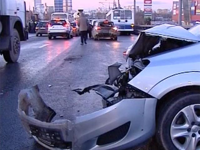 На Ярославском шоссе Москвы, в районе Северянинского путепровода, произошла серия аварий с участием около трех десятков автомобилей
