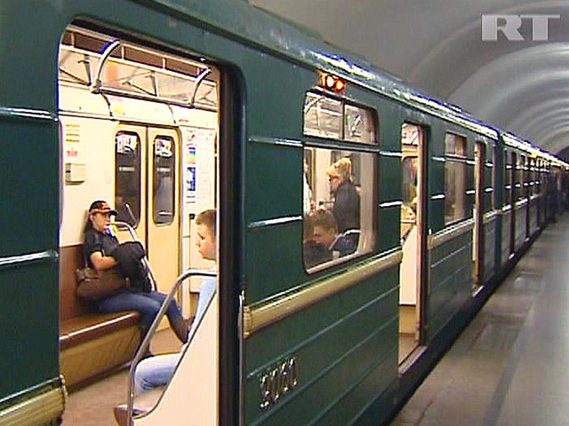 Полиция выясняет обстоятельства гибели машиниста поезда на Таганско-Краснопресненской ветке московского метрополитена. По предварительным данным, он случайно выпал из кабины
