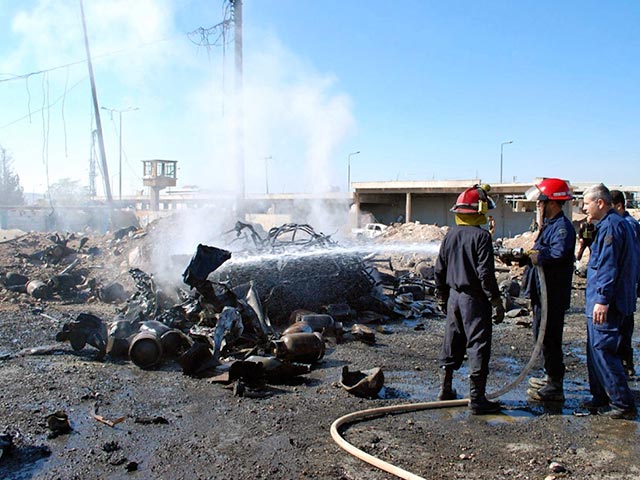 Не менее 30 человек погибли в результате взрыва заложенной в автомобиле бомбы в городе Хама в центральной Сирии