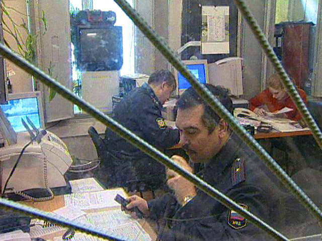 В подмосковных Химках полиция пресекла добровольный рейд против нелегальных мигрантов. В полицию сопроводили троих, у которых нашли карту с квартирами, помеченными крестиком