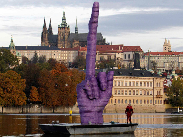 Скульптура в виде фрагмента руки фиолетового цвета с вытянутым вверх 10-метровым средним пальцем появилась в канун парламентских выборов на понтоне на реке Влтава