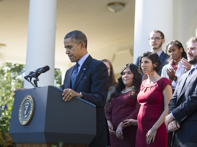 Президент США Барак Обама не дал упасть женщине, которой стало плохо во время его речи о реформе здравоохранения