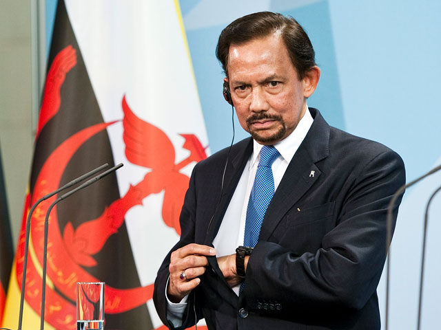 Султан Брунея разрешил побивать камнями неверных жен и отрубать руки ворам