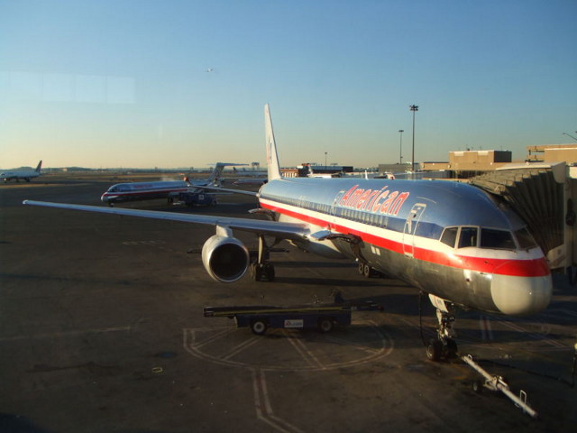 Самолет Boeing-757 компании American Airlines совершил экстренную посадку на островах Теркс и Кайкос в Карибском море