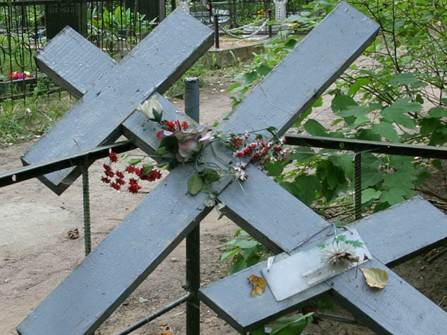 В Омской области двое школьников надругались над 87 могилами - их вычислили по следам