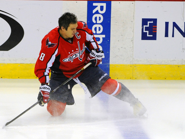 Форвард "Вашингтон Кэпиталз" Александр Овечкин сделал дубль в матче регулярного чемпионата НХЛ против "Виннипег Джетс" (5:4) и с девятью шайбами в девяти играх единолично возглавляет гонку снайперов лиги