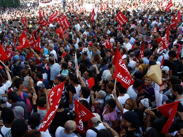 В Тунисе прошел митинг против "правительства предателей"