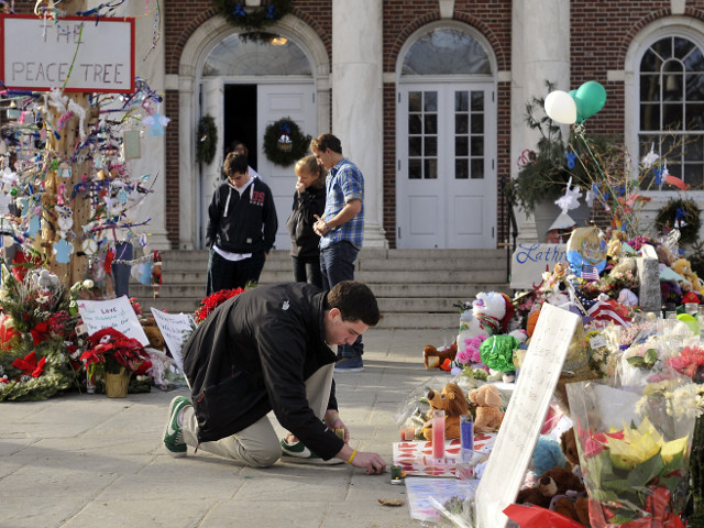 В американском городе Ньютаун (штат Коннектикут) сегодня начнется снос здания начальной школы "Сэнди хук", где 20-летний Адам Ланца в декабре прошлого года расстрелял двадцать детей и шестерых взрослых