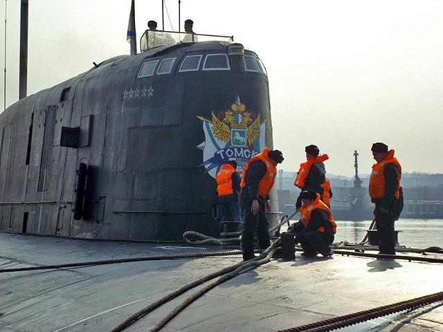 Комиссия завода "Звезда" по расследованию возгорания на атомной подводной лодке "Томск" в середине сентября пришла к выводу, что ЧП произошло по вине экипажа, который не обеспечил безопасность сварочных работ