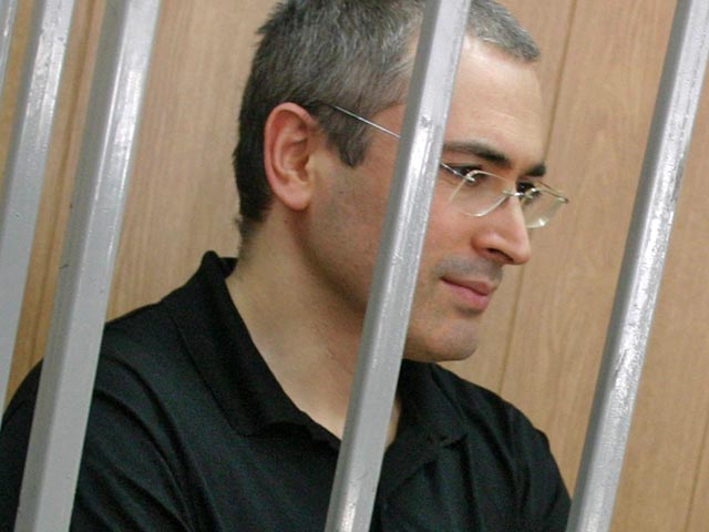 10 лет назад Михаил Ходорковский был арестован по ходатайству Генеральной прокуратуры в ходе так называемого "дела ЮКОСа". Ходорковскому было предъявлено обвинение в мошенничестве в крупном размере, уклонении от уплаты налогов и по ряду других статей УК