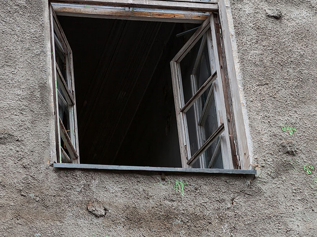 43-летний ранее судимый житель Кемерово был доставлен в отдел полиции для дачи показаний по делу о грабеже. Увидев, что один из сотрудников вышел в коридор, (мужчина) зашел в его кабинет и прыгнул из окна, упав с высоты четвертого этажа