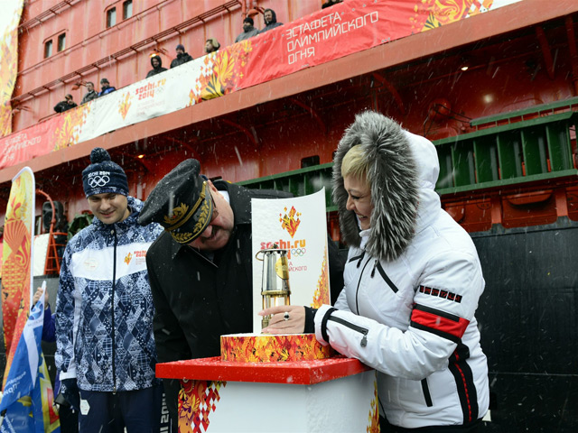 Путешествующий по России и впервые в истории побывавший на Северном полюсе Олимпийский огонь помог участникам эстафеты поставить несколько рекордов