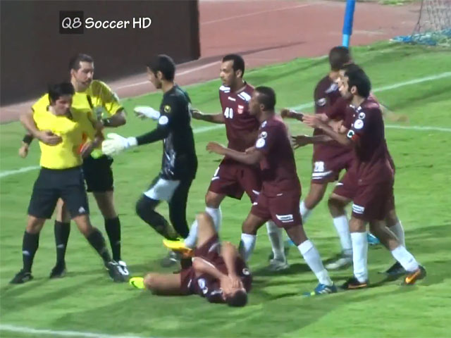 В Кувейте арбитр подрался с футболистами после назначенного пенальти