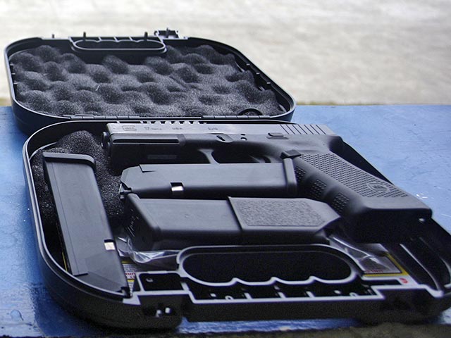 Федеральная служба по оборонному заказу аннулировала скандальную заявку Рособоронпоставки на закупку австрийских пистолетов Glock для Минобороны "в связи с очевидным и необоснованным завышением начальной максимальной цены контракта"
