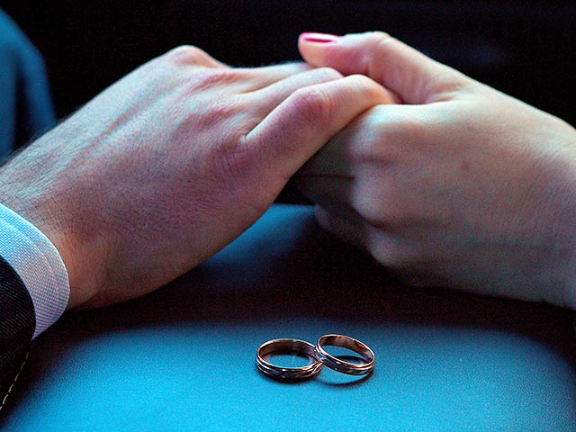 Определение влюбленных как "две половинки", пожалуй, как нельзя лучше подходит для молодой американской пары, поженившейся 12 октября