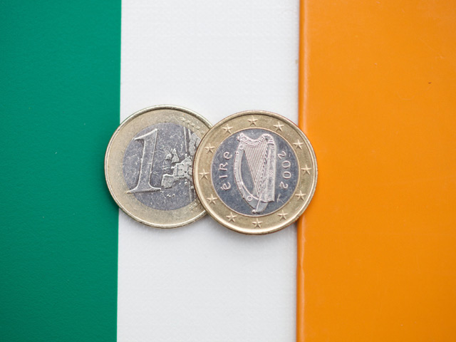 Ирландия станет первой "проблемной" страной еврозоны, которая вновь начнет жить без финансовой поддержки у Европейского союза, Европейского центрального банка (ЕЦБ) и Международного валютного фонда (МВФ)
